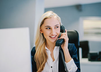 Junge Frau am Telefon